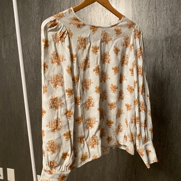 BNWT Aritzia Clarissa Blouse Small - Snowmelt/Maplewood Style - Picture 2 of 5